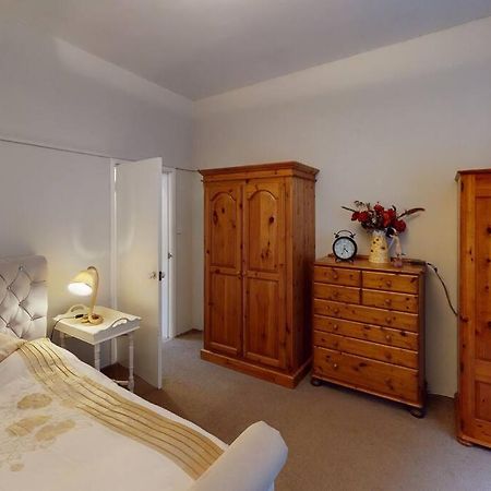 Spacious One Bedroom Flat West Hoathley Exterior photo