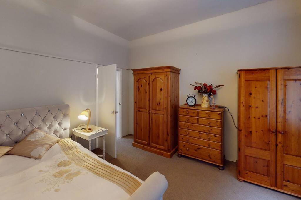 Spacious One Bedroom Flat West Hoathley Exterior photo