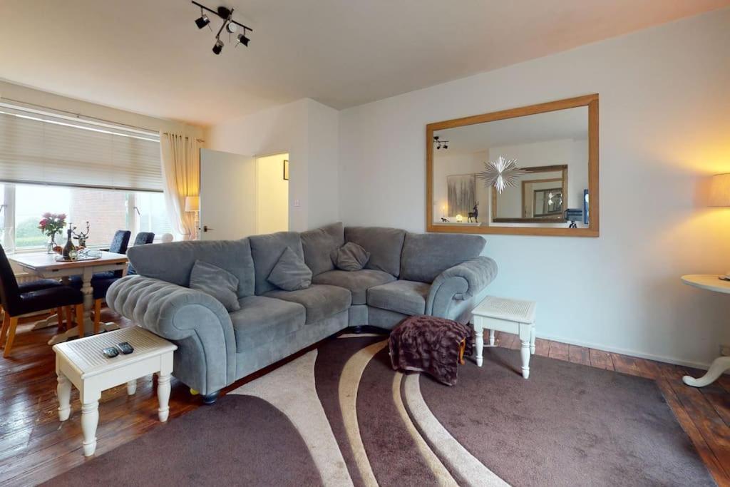 Spacious One Bedroom Flat West Hoathley Exterior photo
